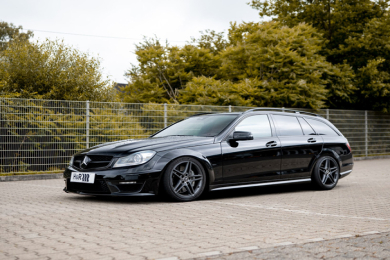 Mercedes C63 AMG con assetto a ghiera H&R