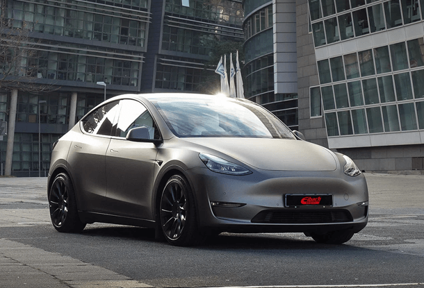 Tesla Model Y con molle e distanziali ruote Eibach